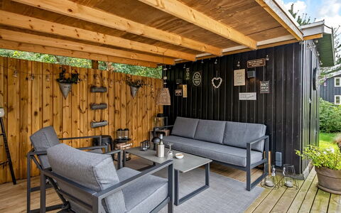 Mieka - 500M from the Sea: Cabaña, Patio Interior, Yarda, Edificios Del Jardín, Cobertizo, Vía Muerta, Mueble Para Exteriores, Cuarto De Troncos, Estructura Al Aire Libre, Choza