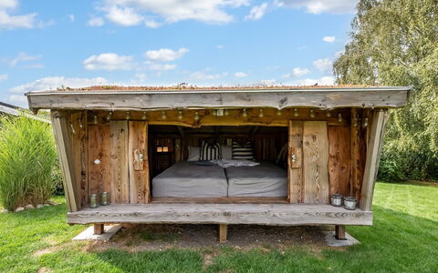 Mieka - 500M from the Sea: Cabaña, Patio Interior, Yarda, Edificios Del Jardín, Cobertizo, Vía Muerta, Mueble Para Exteriores, Cuarto De Troncos, Estructura Al Aire Libre, Choza