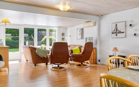 Sallie - 500M to the Fjord: Mueble, Diseño De Interiores, Piso, Suelo, Madera, Techo, Sofá, Sala, Suelos De Madera, Silla