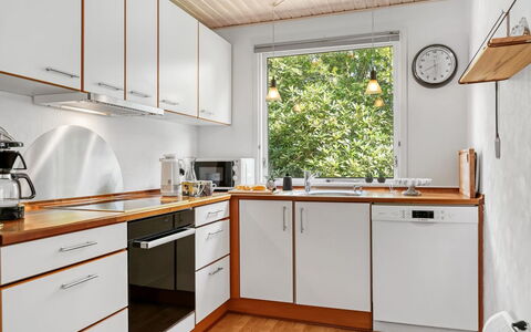 Sallie - 500M to the Fjord: Cocina, Aparato De Cocina, Mostrador, Madera, Diseño De Interiores, Piso, Electrodoméstico, Gabinetes, Mueble, Fregadero