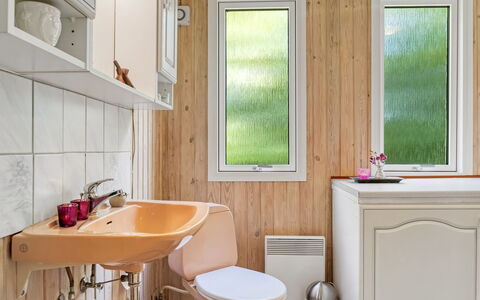Sallie - 500M to the Fjord: Arreglo De Tubería, Baño, Madera, Piso, Diseño De Interiores, Lavabo, Suelo, Lavabo Del Baño, Grifo, Plomería