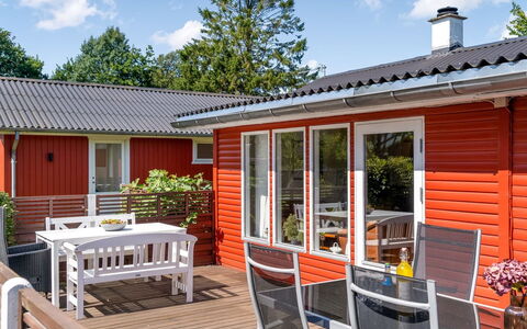 Sallie - 500M to the Fjord: Mueble, Puerta, Mueble Para Exteriores, Silla, Cubierta, Manchas De Madera, Sombra, Cabaña, Porche, Madera Dura
