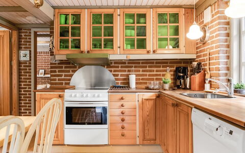 Hilaria - 2.1Km from the Sea: Cocina, Mueble, Mostrador, Gabinetes, Madera, Diseño De Interiores, Aparato De Cocina, Electrodoméstico, Piso, Cajón