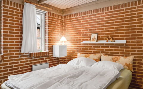 Hilaria - 2.1Km from the Sea: Cama, Habitación, Pared, Lecho, Sábana, Diseño De Interiores, Ladrillo, Marco De La Cama, Mueble, Linos