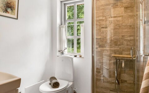 Hilaria - 2.1Km from the Sea: Asiento Del Baño, Baño, Baño, Arreglo De Tubería, Piso, Suelo, Diseño De Interiores, Lavabo, Lavabo Del Baño, Grifo