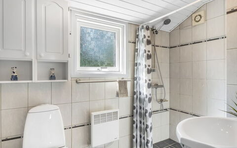 Saila - 1.2Km from the Sea: Piso, Arreglo De Tubería, Suelo, Diseño De Interiores, Baño, Techo, Lavabo, Plomería, Grifo, Baño