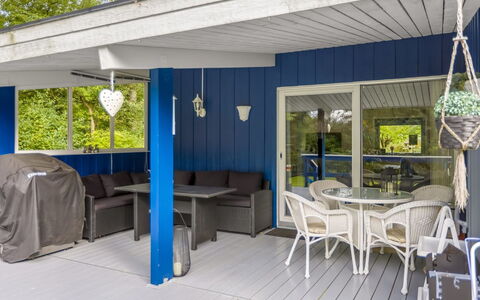 Anne - 30Km from the Sea: Mueble, Mueble Para Exteriores, Vajilla, Mesa, Drinkware, Silla, Mesa Al Aire Libre, Comida, Botella