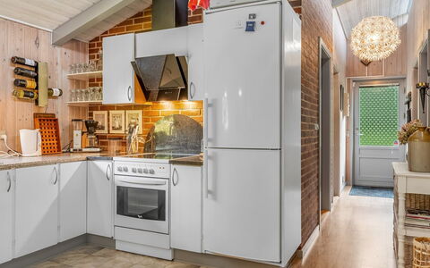 Anne - 30Km from the Sea: Aparato De Cocina, Cocina, Electrodoméstico, Refrigerador, Electrodoméstico, Diseño De Interiores, Mostrador, Piso, Madera, Gabinetes