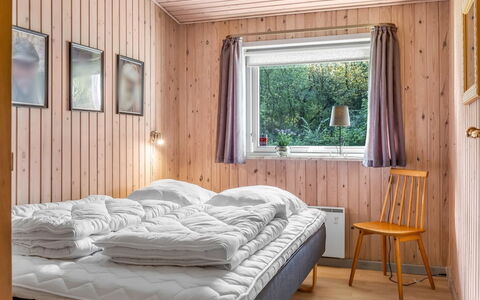Anne - 30Km from the Sea: Habitación, Cama, Sábana, Madera, Lecho, Mueble, Diseño De Interiores, Casa, Marco De La Cama, Techo