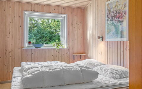 Anne - 30Km from the Sea: Madera, Habitación, Diseño De Interiores, Mueble, Techo, Cama, Piso, Sábana, Lecho, Suelo