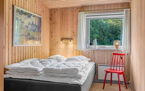 Anne - 30Km from the Sea: Cama, Habitación, Diseño De Interiores, Mueble, Madera, Sábana, Lecho, Techo, Habitación, Casa