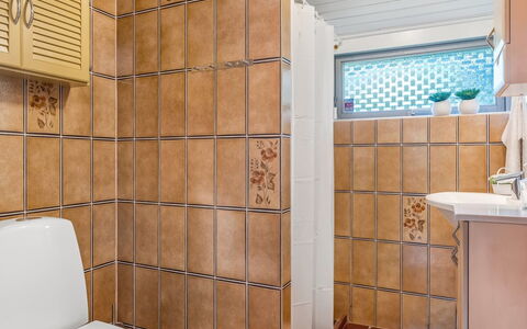 Anne - 30Km from the Sea: Pared, Baño, Arreglo De Tubería, Piso, Suelo, Diseño De Interiores, Loseta, Plomería, Baño, Grifo