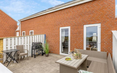 Steffan - 2.3Km from the Sea: Piso, Suelo, Techo, Diseño De Interiores, Mostrador, Cocina, Gabinetes, Habitación, Electrodoméstico, Lámpara