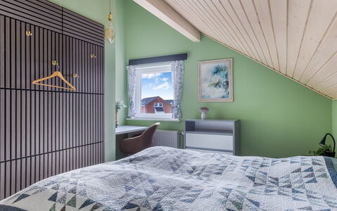 Steffan - 2.3Km from the Sea: Diseño De Interiores, Habitación, Mueble, Techo, Madera, Piso, Suelo, Cama, Encendiendo, Lecho