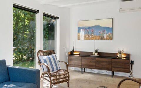 Guthfrith - 1.4Km from the Sea: Mueble, Diseño De Interiores, Piso, Suelo, Madera, Mesa, Sala, Marco, Encendiendo, Habitación