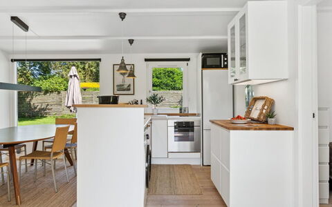Guthfrith - 1.4Km from the Sea: Mueble, Piso, Cocina, Mostrador, Diseño De Interiores, Suelo, Madera, Gabinetes, Aparato De Cocina, Techo