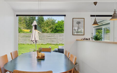Guthfrith - 1.4Km from the Sea: Mueble, Diseño De Interiores, Piso, Silla, Mesa, Comedor, Cocina Y Comedor Mesa, Madera, Suelo, Techo