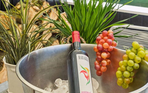 Guthfrith - 1.4Km from the Sea: Botella, Botella De Vidrio, Fruta, Produce, Comida, Los Alimentos Naturales, Botella De Vino