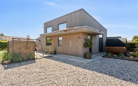 Elvie - 150M from the Sea: Madera, Casa, Porche, Cubierta, Madera Dura, Techo, Manchas De Madera, Suelos De Madera, Eco Hotel