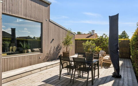 Elvie - 150M from the Sea: Madera, Casa, Porche, Cubierta, Madera Dura, Techo, Manchas De Madera, Suelos De Madera, Eco Hotel