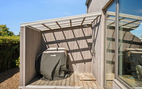 Elvie - 150M from the Sea: Madera, Casa, Porche, Cubierta, Madera Dura, Techo, Manchas De Madera, Suelos De Madera, Eco Hotel