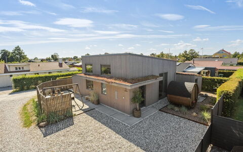 Elvie - 150M from the Sea: Madera, Casa, Porche, Cubierta, Madera Dura, Techo, Manchas De Madera, Suelos De Madera, Eco Hotel