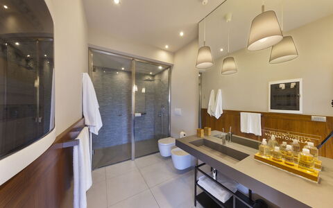 Villantonella: Diseño De Interiores, Piso, Suelo, Baño, Mueble, Arreglo De Tubería, Pared, Lavabo Del Baño, Madera, Techo
