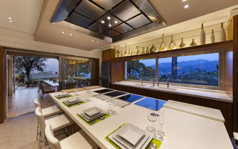Villantonella: Diseño De Interiores, Cocina, Mueble, Techo, Piso, Encendiendo, Mostrador, Casa, Arquitectura, Suelo