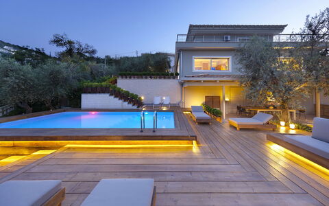 Villantonella: Piscina, Recurso, Diseño De Interiores, Piso, Casa, Suelo, Material Compuesto, Eco Hotel, Inmuebles, La Iluminación Del Paisaje