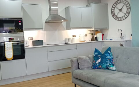 Harrogate 608: Piso, Diseño De Interiores, Cocina, Aparato De Cocina, Gabinetes, Mostrador, Electrodoméstico, Mueble, Suelo, Techo