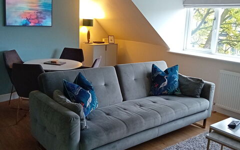 Harrogate 608: Piso, Mueble, Diseño De Interiores, Suelo, Sala, Sofá, Comodidad, Manchas De Madera