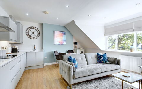 Harrogate 608: Mueble, Diseño De Interiores, Piso, Suelo, Pared, Madera, Techo, Habitación, Casa, Sala