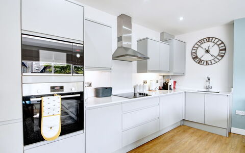 Harrogate 608: Cocina, Aparato De Cocina, Gabinetes, Diseño De Interiores, Electrodoméstico, Mostrador, Piso, Electrodoméstico, Suelo, Techo