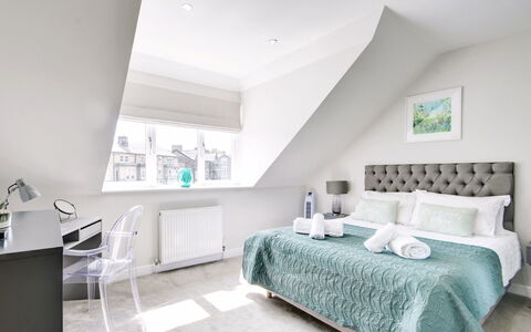 Harrogate 608: Mueble, Cama, Diseño De Interiores, Habitación, Linos, Techo, Lecho, Sábana, Suelo, Piso