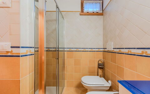 Terme di Comano 104: Piso, Arreglo De Tubería, Suelo, Diseño De Interiores, Baño, Loseta, Plomería, Grifo, Techo, Lavabo