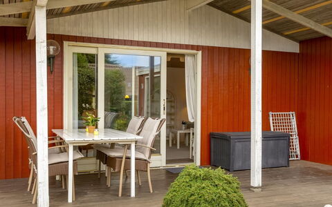 Wiggi - 250M from the Sea: Madera, Mueble, Puerta, Piso, Silla, Casa, Suelo, Porche, Manchas De Madera, Sombra