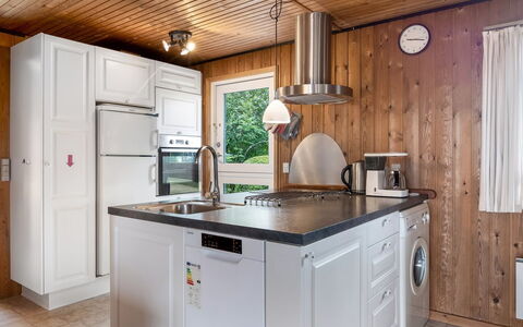 Wiggi - 250M from the Sea: Cocina, Aparato De Cocina, Electrodoméstico, Madera, Mostrador, Techo, Diseño De Interiores, Electrodoméstico, Piso, Refrigerador