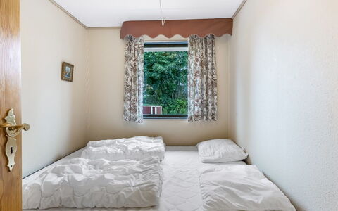 Wiggi - 250M from the Sea: Pared, Cama, Habitación, Madera, Diseño De Interiores, Suelo, Piso, Sábana, Mueble, Lecho