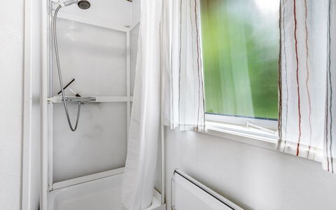 Wiggi - 250M from the Sea: Diseño De Interiores, Suelo, Techo, Piso, Habitación, Cortina, Arreglo De Tubería, Plomería, Baño, Tratamiento De La Ventana