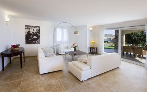 Villa Asparago: Mueble, Piso, Diseño De Interiores, Sofá, Suelo, Techo, Sala, Encendiendo, Habitación
