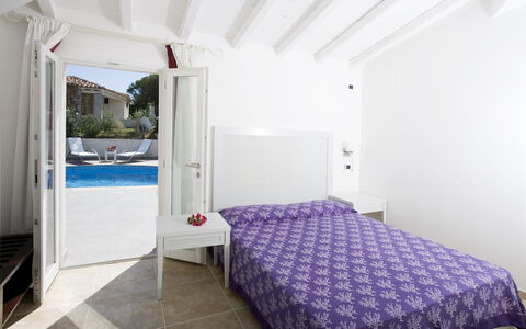 Villa Leccio 2: Mueble, Habitación, Casa, Cama, Suelo, Departamento, Lecho, Sábana, Linos, Marco De La Cama