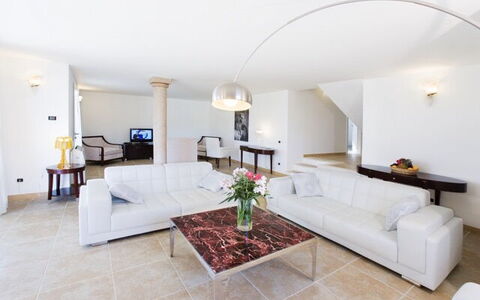 Villa Leccio 1: Piso, Diseño De Interiores, Suelo, Mueble, Sofá, Techo, Sala, Encendiendo, Habitación