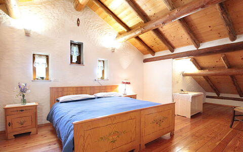 Baita Costa Di Gial: Mueble, Cama, Diseño De Interiores, Habitación, Pared, Piso, Madera, Suelo, Techo, Sábana