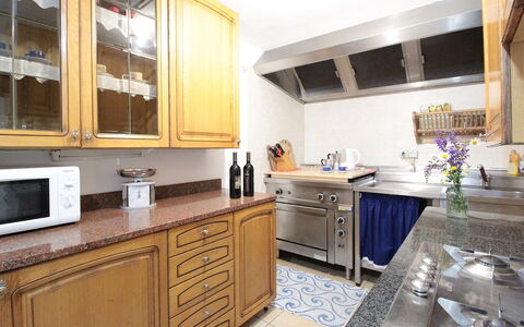 Baita Costa Di Gial: Mostrador, Cocina, Gabinetes, Aparato De Cocina, Mueble, Electrodoméstico, Fregadero, Diseño De Interiores, Madera, Piso