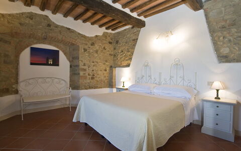 Montalcino 17: Pared, Mueble, Diseño De Interiores, Techo, Piso, Suelo, Habitación, Habitación, Cama, Linos