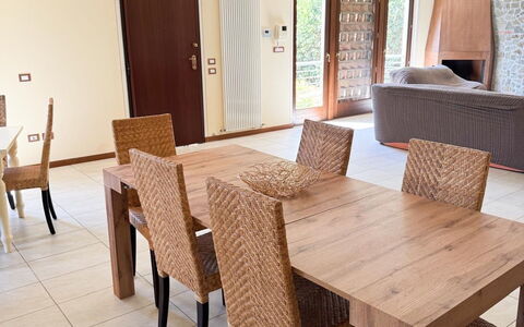 Villa Diamante: Mueble, Piso, Suelo, Diseño De Interiores, Silla, Mesa, Madera, Comedor, Cocina Y Comedor Mesa, Habitación