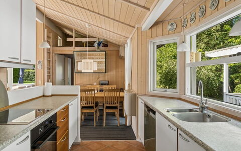 Erko - 575M from the Sea: Madera, Cocina, Diseño De Interiores, Techo, Mostrador, Piso, Suelo, Casa, Electrodoméstico, Gabinetes