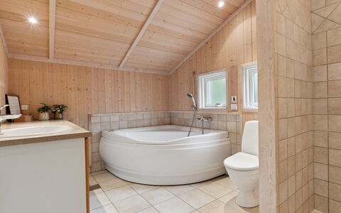 Erko - 575M from the Sea: Piso, Arreglo De Tubería, Diseño De Interiores, Suelo, Madera, Techo, Baño, Grifo, Lavabo, Plomería