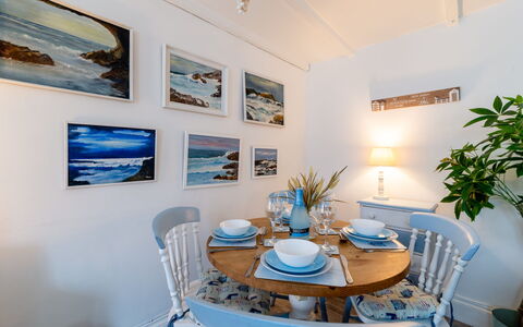 Frans Cottage: Azul, Mueble, Mar, Habitación, Diseño De Interiores, Oceano, Linos, Lecho, Habitación, Cama