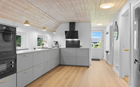 Erle - 830M from the Sea: Piso, Cocina, Madera, Techo, Suelos De Madera, Suelo, Diseño De Interiores, Mostrador, Aparato De Cocina, Electrodoméstico